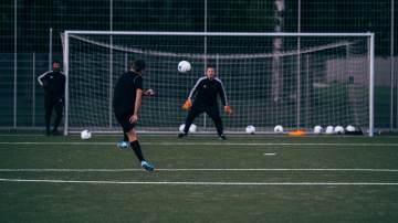 朴智星怒喷洪明甫：投鼠忌器落后还踢4后卫，重守轻攻思维僵化｜壹号娱乐首页（配图示意）